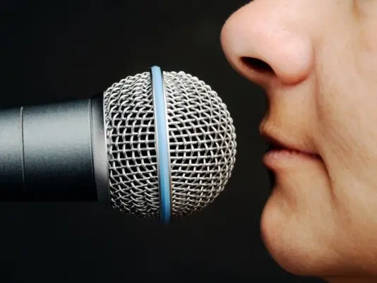 Locutor falando no microfone